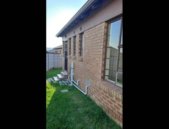 3 BEDROOM TOWNHOUSE FOR SALE IN THATCH HILL ESTATE